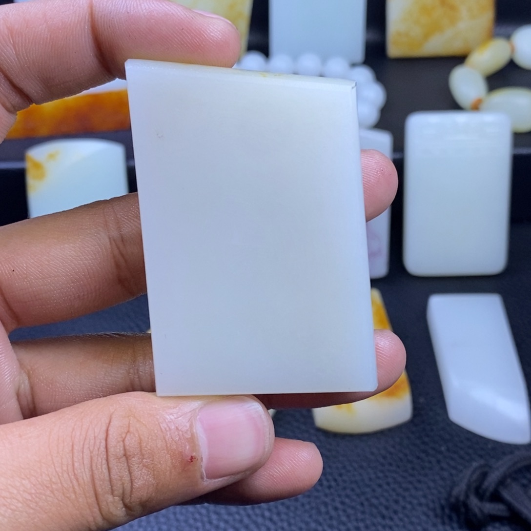 未镶嵌吊坠定制和田玉佳*。