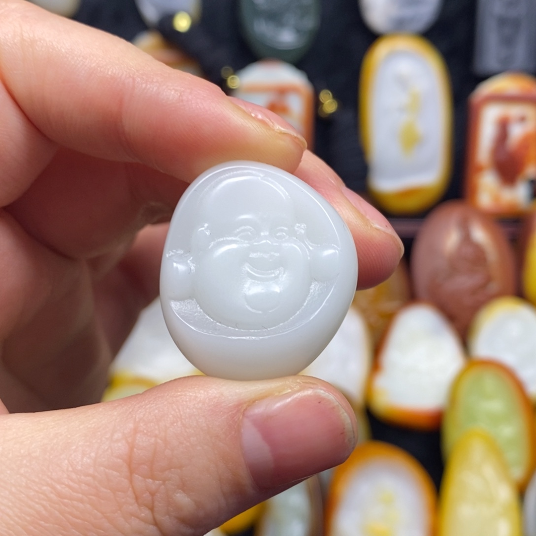 (***场和田玉未镶嵌颈饰
