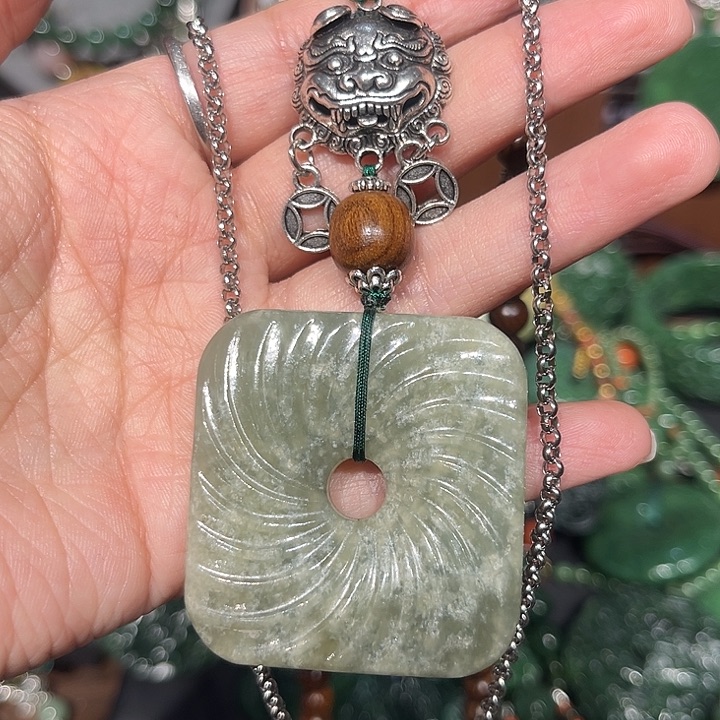 颈饰未镶嵌和田玉（糖玉）