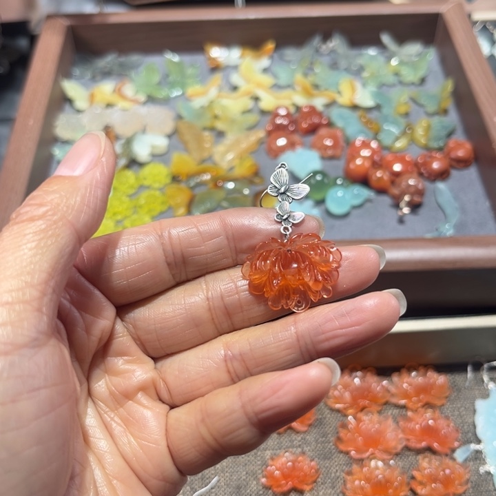 哈***_蛇纹石玉未镶嵌耳饰