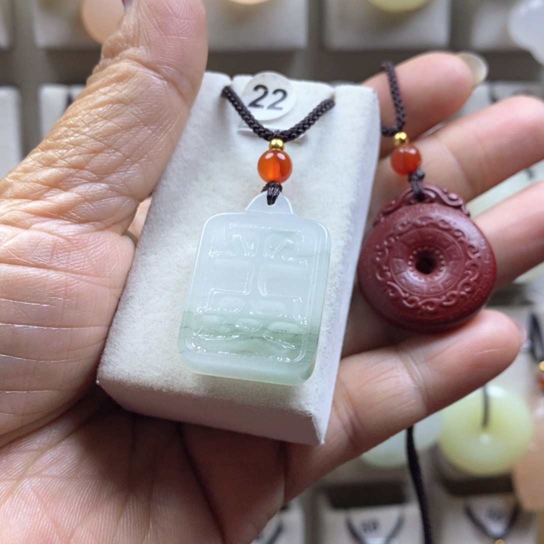 颈饰未镶嵌石英质玉（金丝玉）爱*己