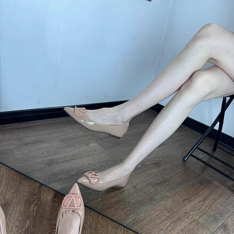 晚晚平底鞋女裸色法式v扣2025新款内增高尖头浅口百搭软底单鞋女