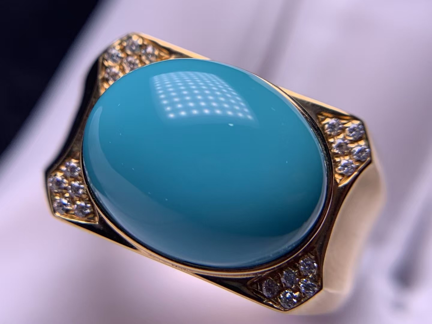 原矿绿松石18k金戒指。瓷釉级，尺寸11.3×14mm，重9.5克。