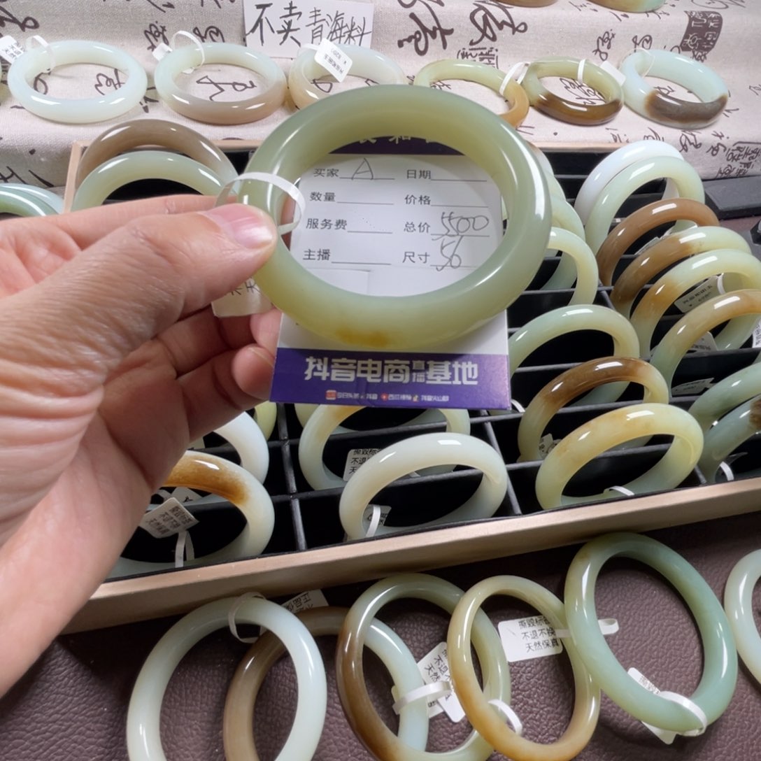 A***哒和田玉未镶嵌手镯