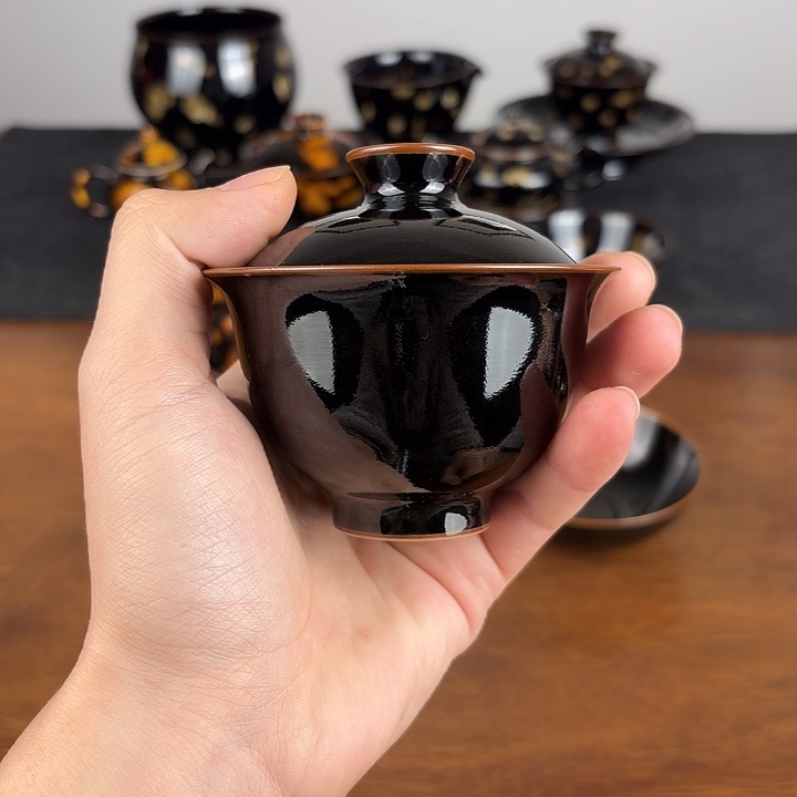 瓷柴窑素黑鸡心盖碗