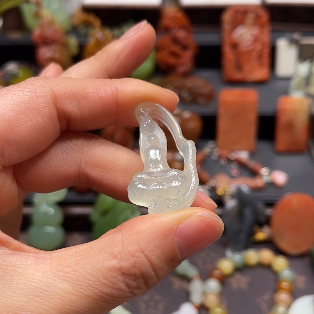 未镶嵌岫玉吊坠，