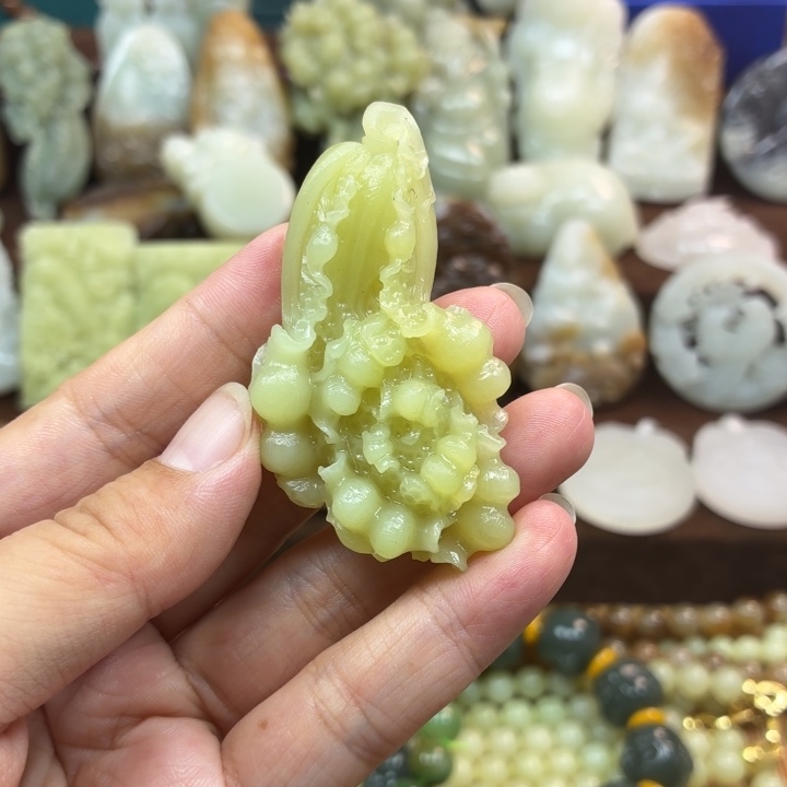 淡***泊颈饰未镶嵌和田玉