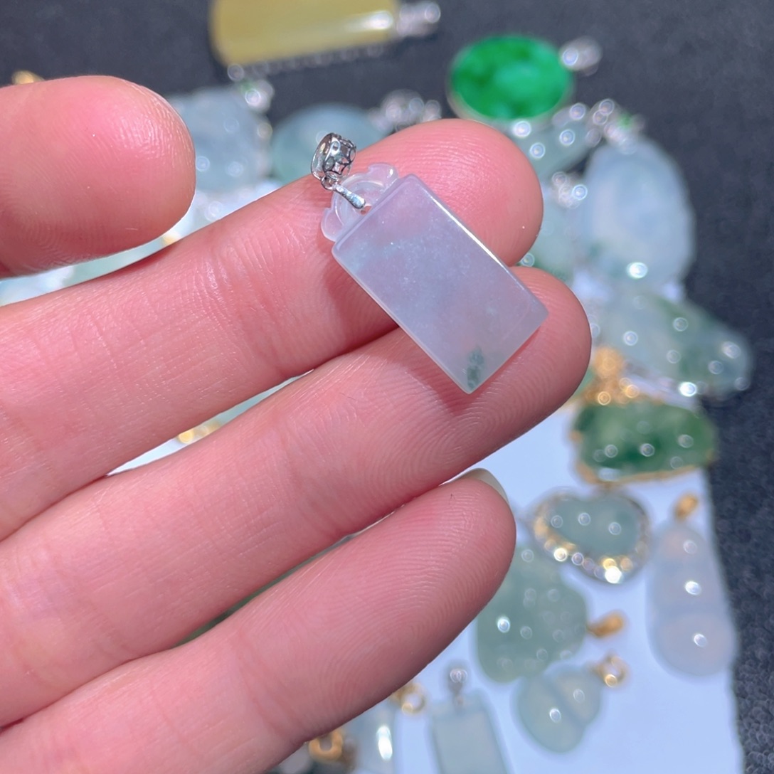 翡翠颈饰18K金镶嵌翡翠