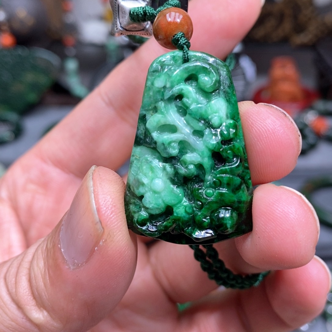 翡翠颈饰未镶嵌漂亮美眉