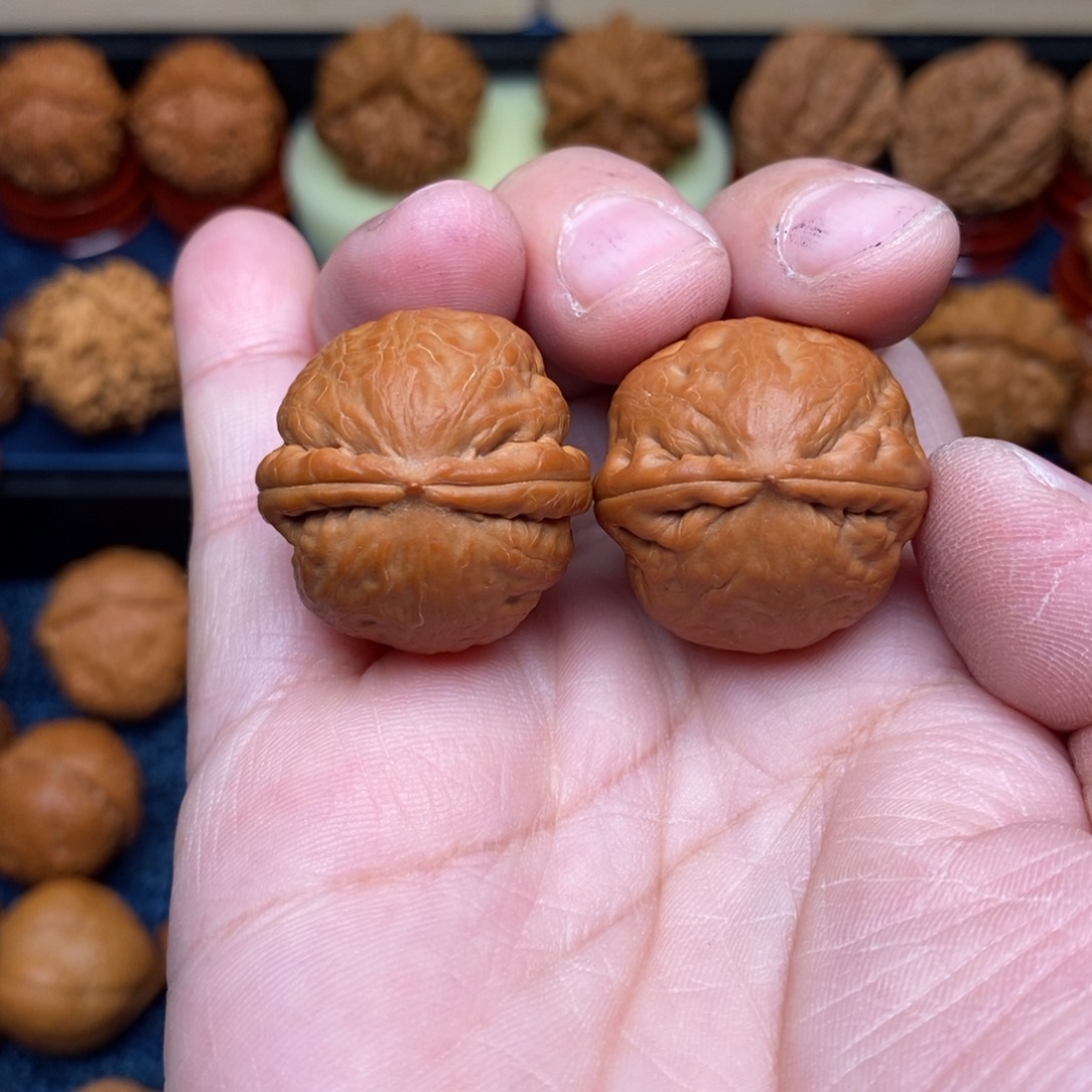 文玩核桃把件手捻绣球