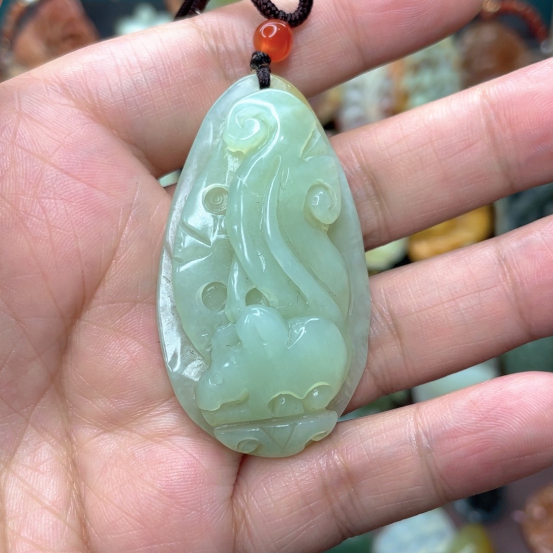 蛇纹石玉颈饰未镶嵌