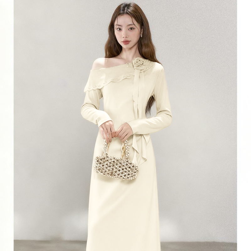 绝美斜肩修身针织连衣裙女秋冬新款设计感独特掐腰长裙D4198