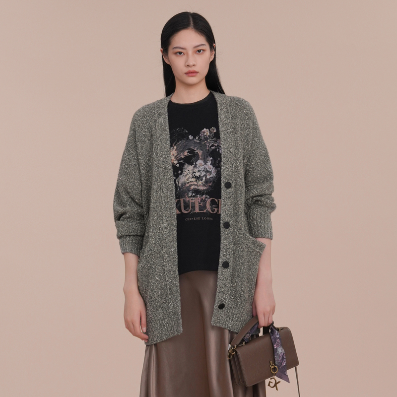 XG雪歌银灰色中长款毛针织衫春季新款通勤厚款绵羊毛开衫女装