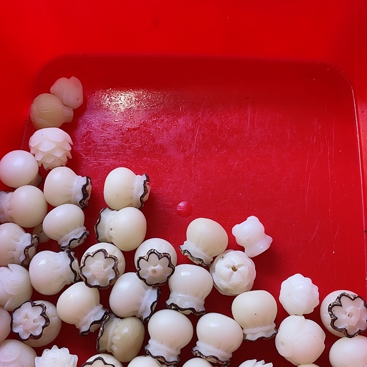 白玉菩提吊坠微瑕钱袋十颗