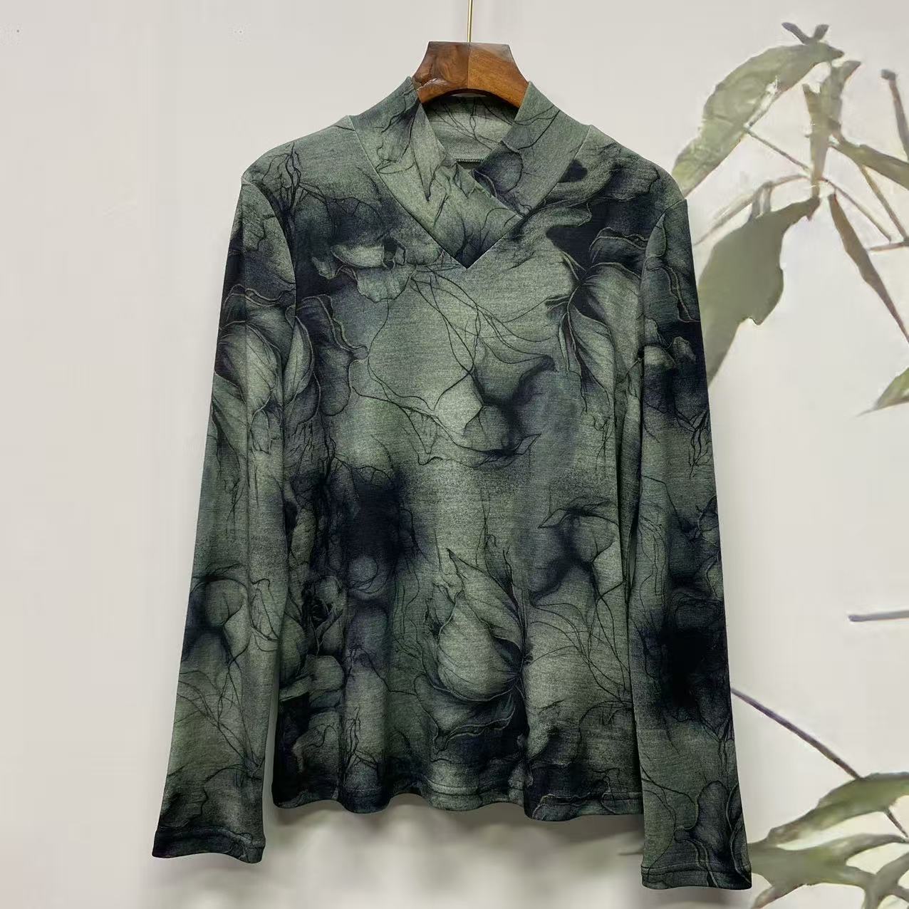 知羽.香云 2025秋冬100绵羊毛V形领百搭显瘦上衣亲肤保暖ZYW5290