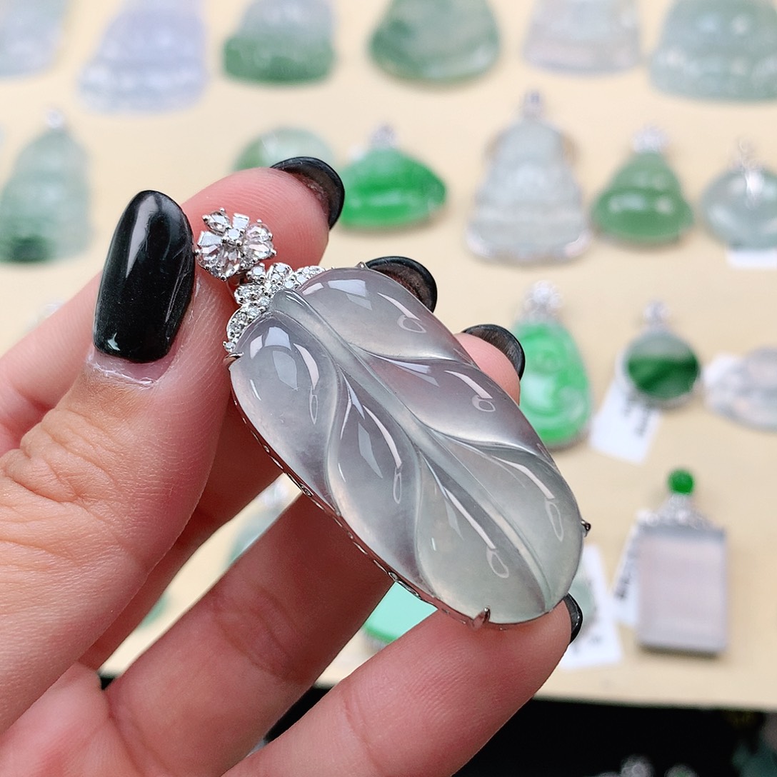 翡翠18K金镶嵌颈饰叶子