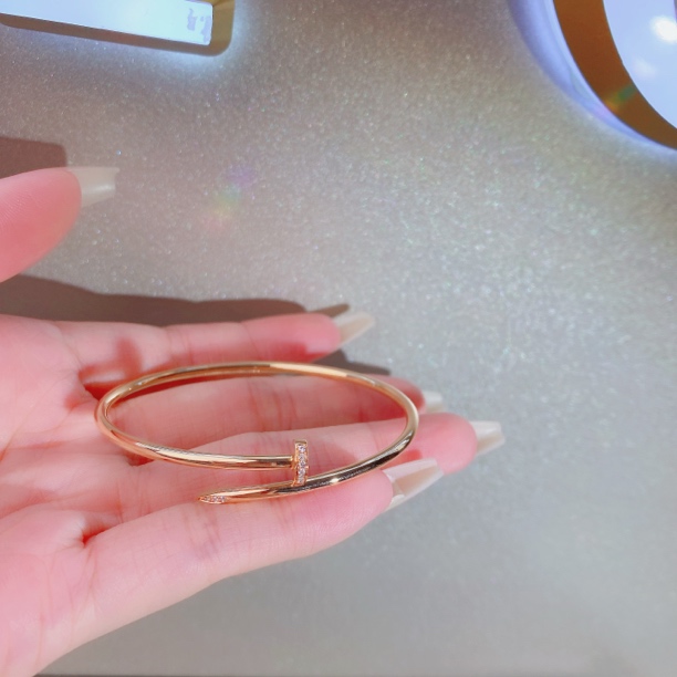 18k金手镯 钻石钉钉手镯