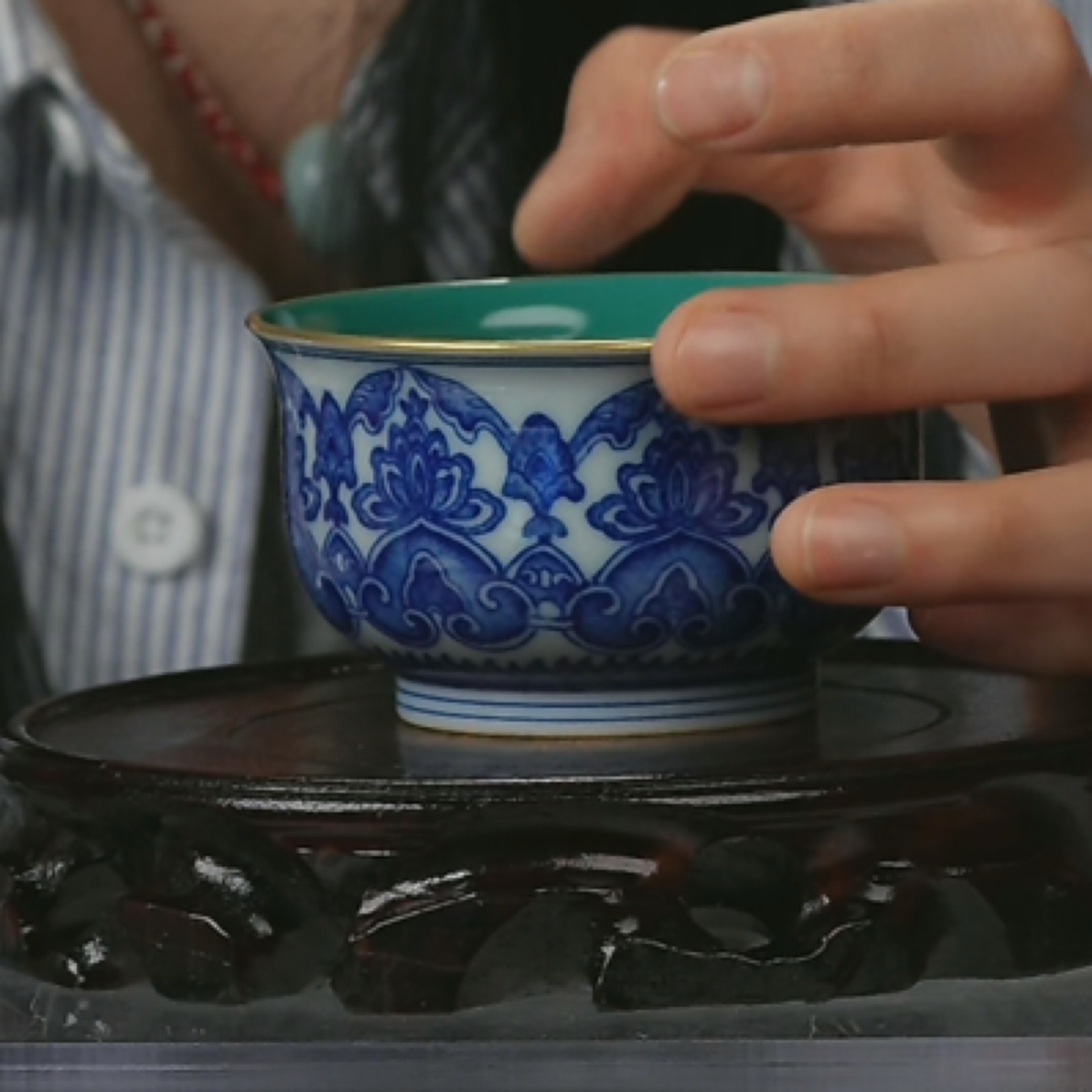 M内松石绿釉外青花宝相花卉纹禅定杯