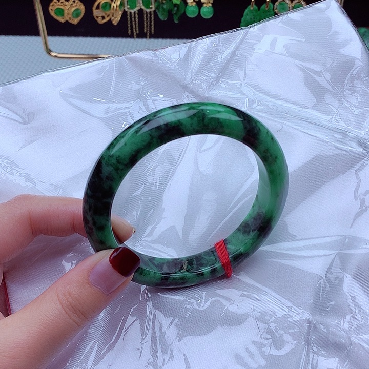 翡翠手镯未镶嵌翡翠
