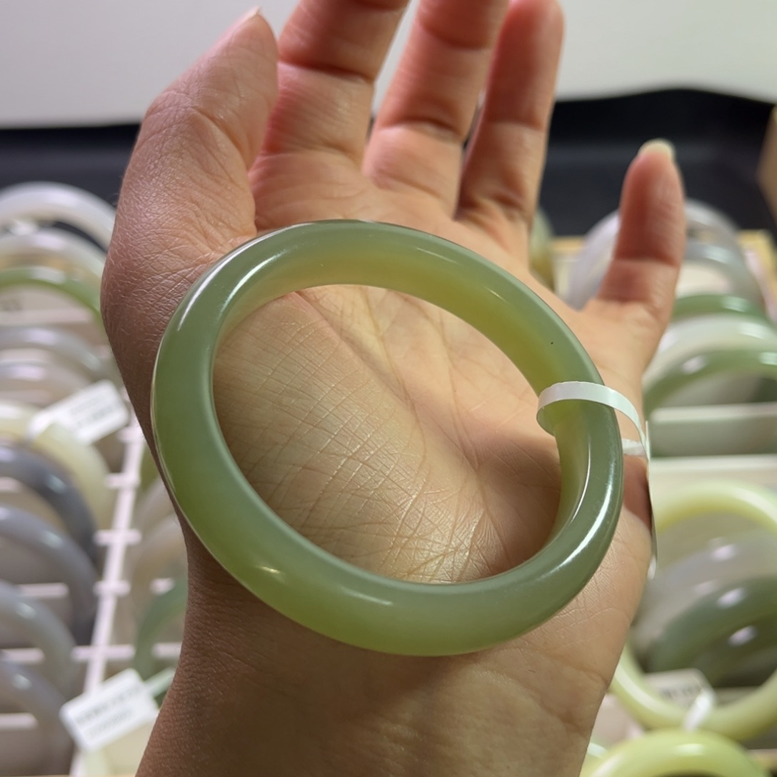 和田玉手镯53圈口未镶嵌牛***友