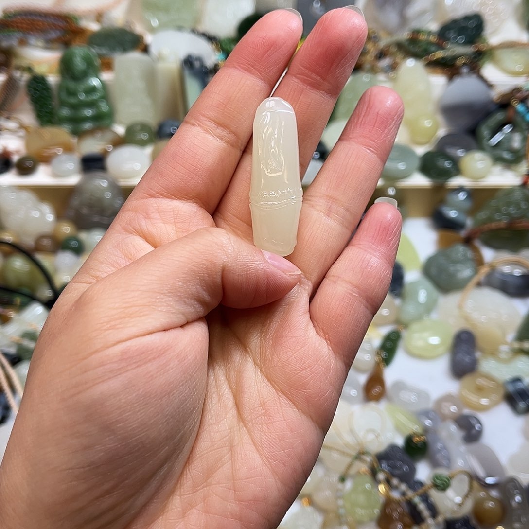 多***妈和田玉未镶嵌吊坠(赠链)