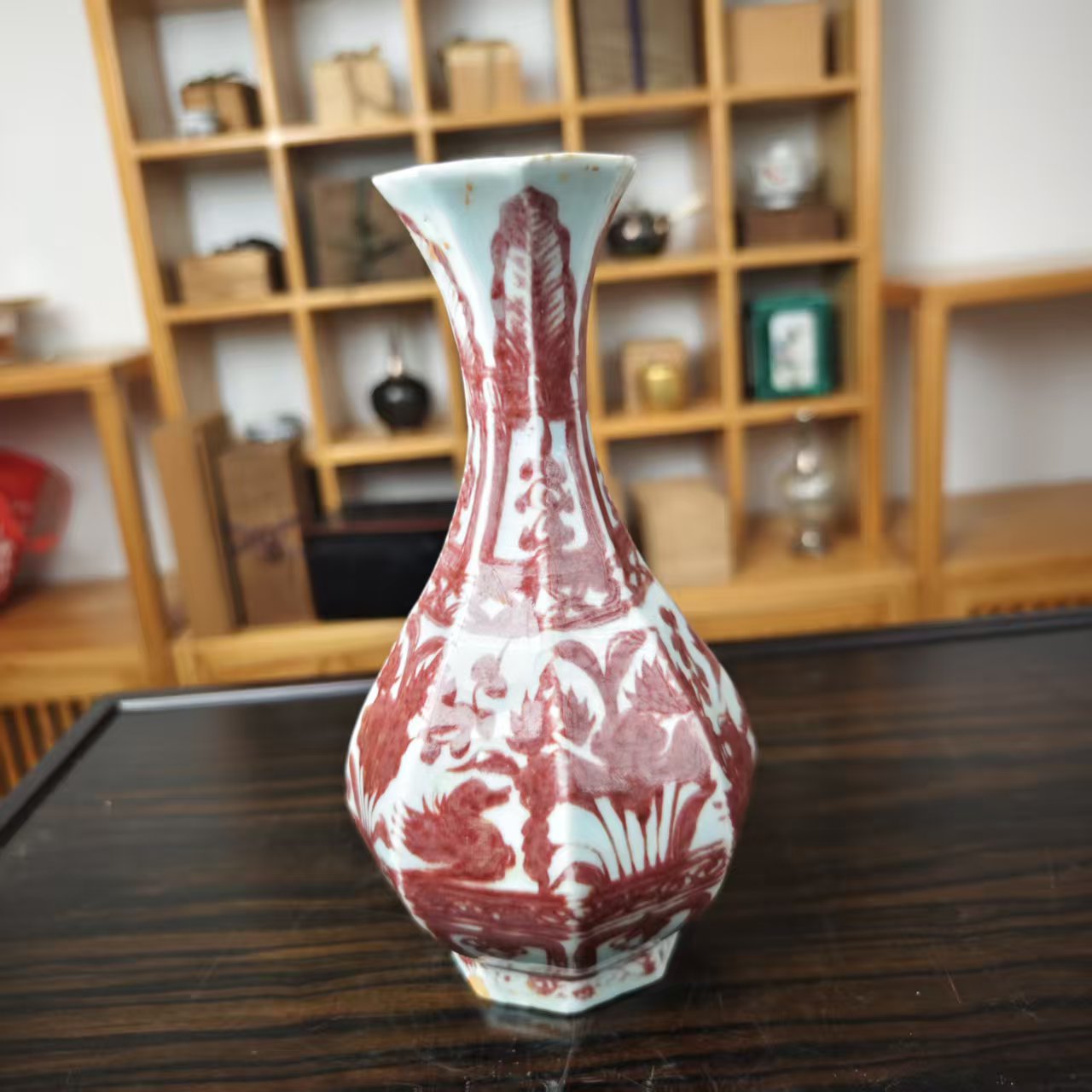 一件造型精美的瓷瓶