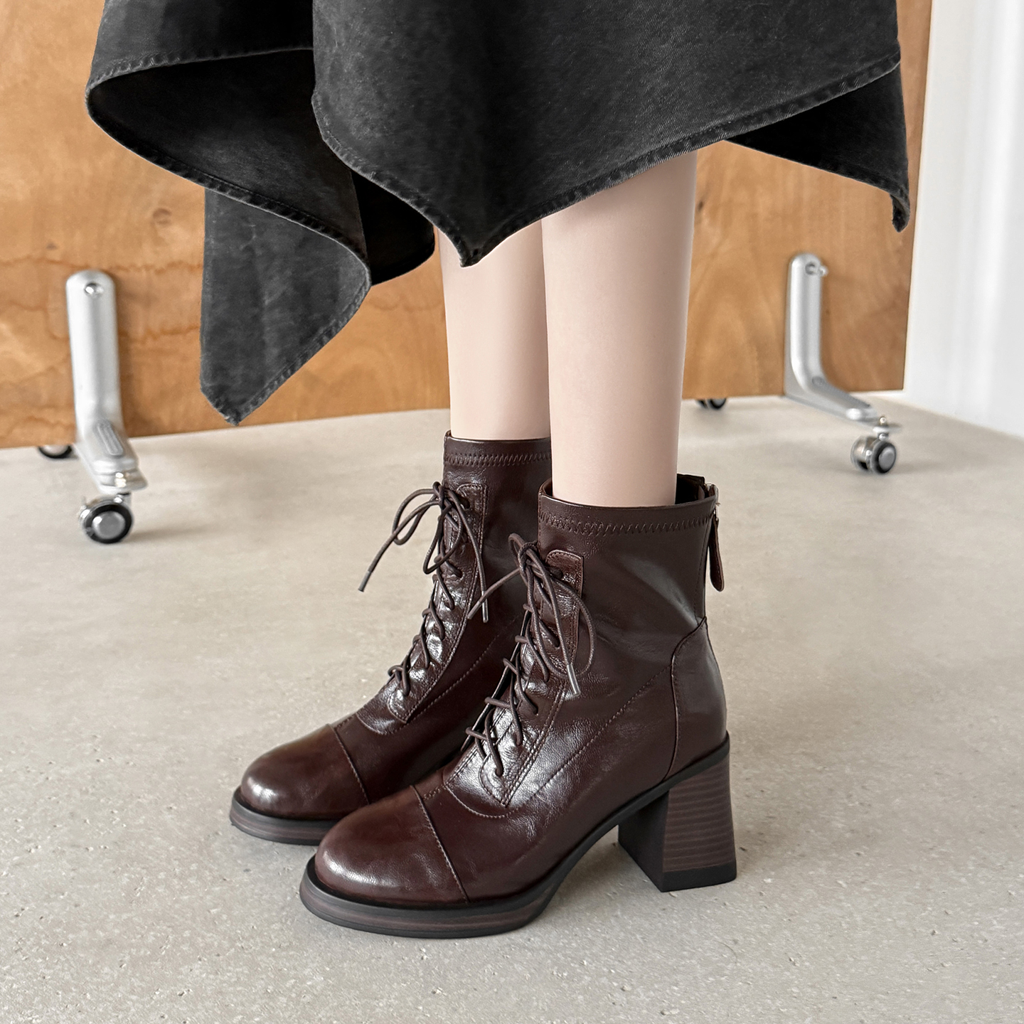 7.5CM英伦风时尚浅系带马丁靴2025秋冬新款圆头粗跟后拉链瘦瘦靴