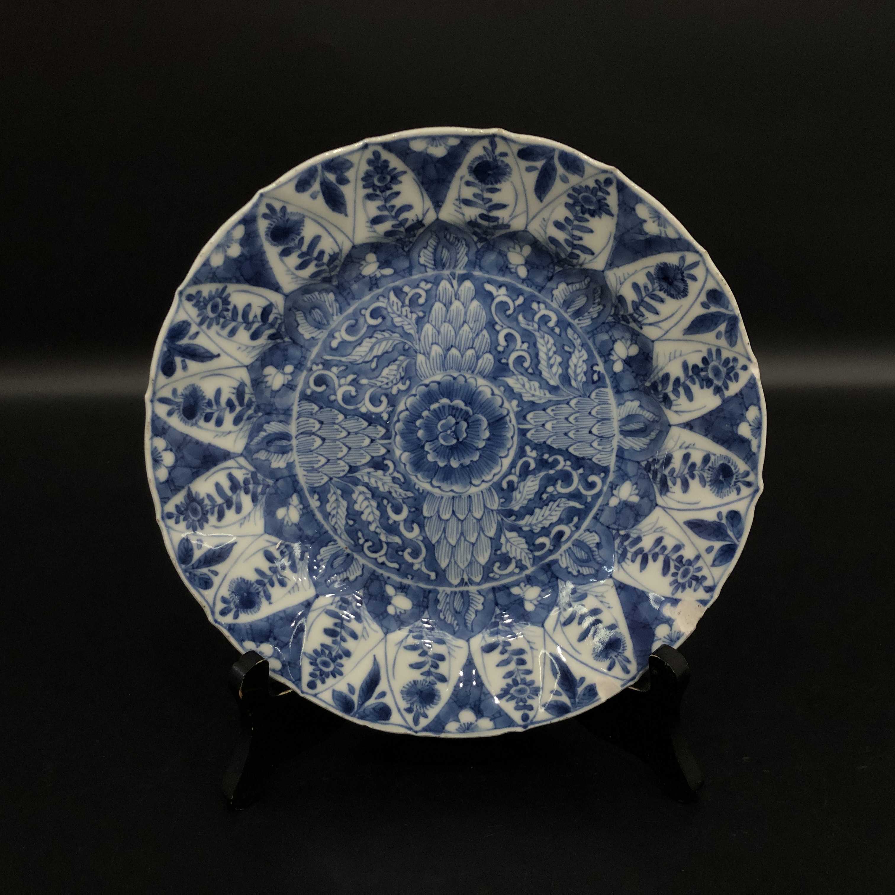A2159 清康熙青花花卉纹赏盘 直径22cm