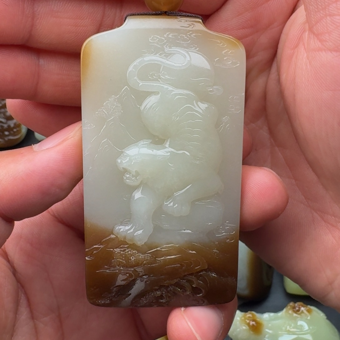 千****和田玉未镶嵌颈饰