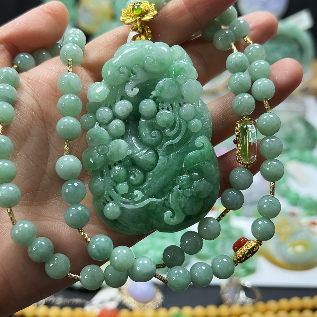 翡翠未镶嵌颈饰吊坠