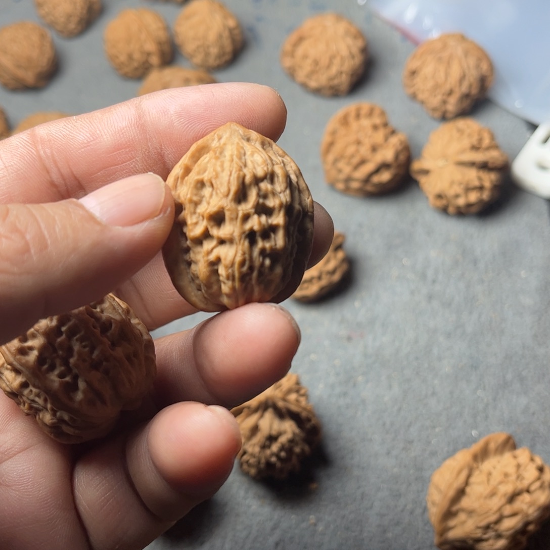 唐***柔吊坠文玩核桃鸡心