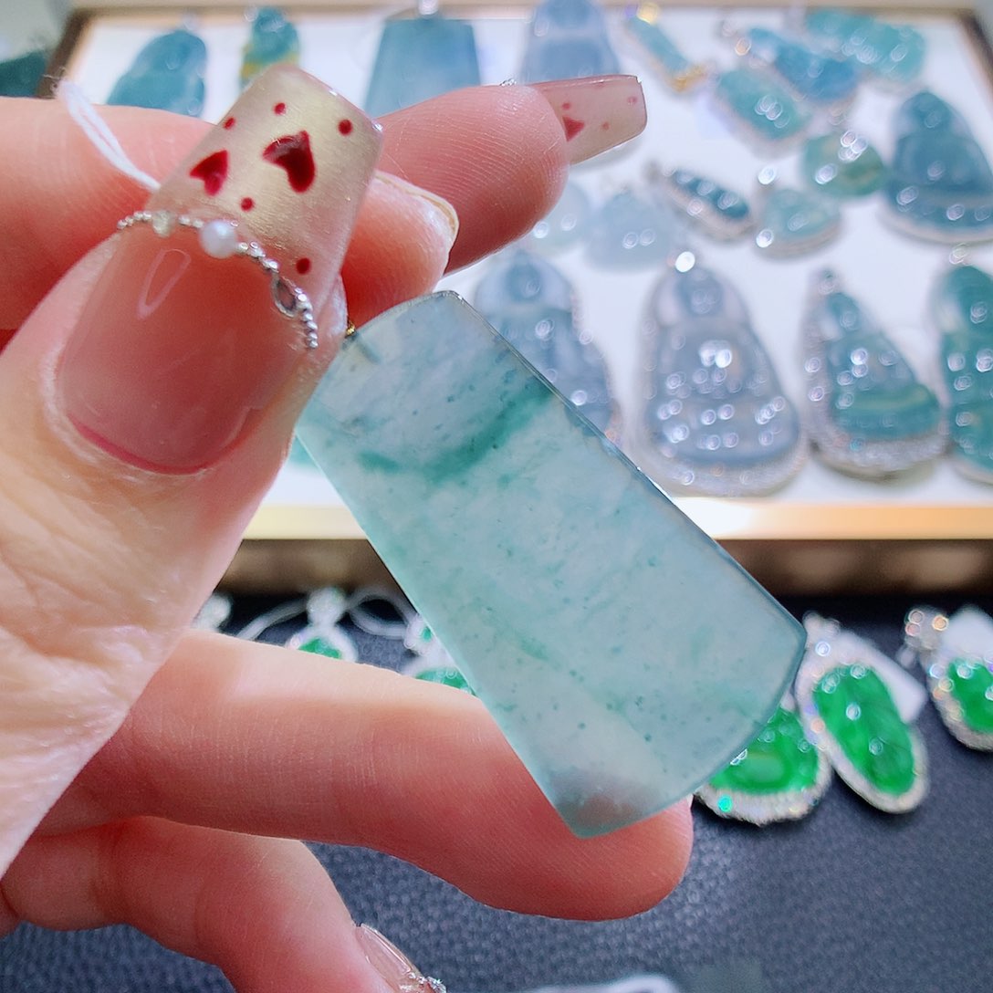 翡翠颈饰18K金镶嵌翡翠