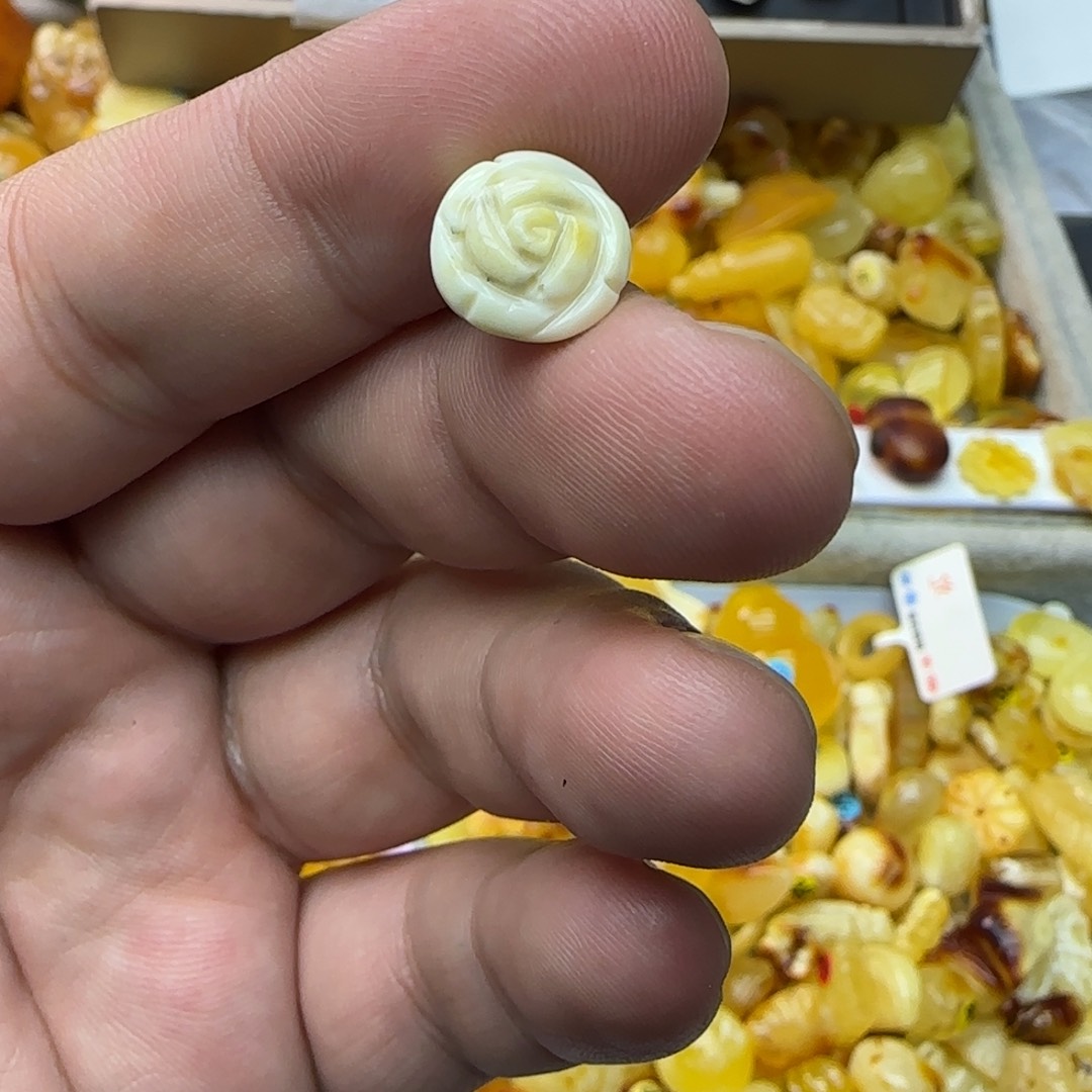 甜***洋琥珀未镶嵌裸石0.39克