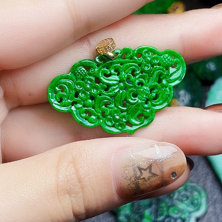 翡翠18K金镶嵌颈饰多样性