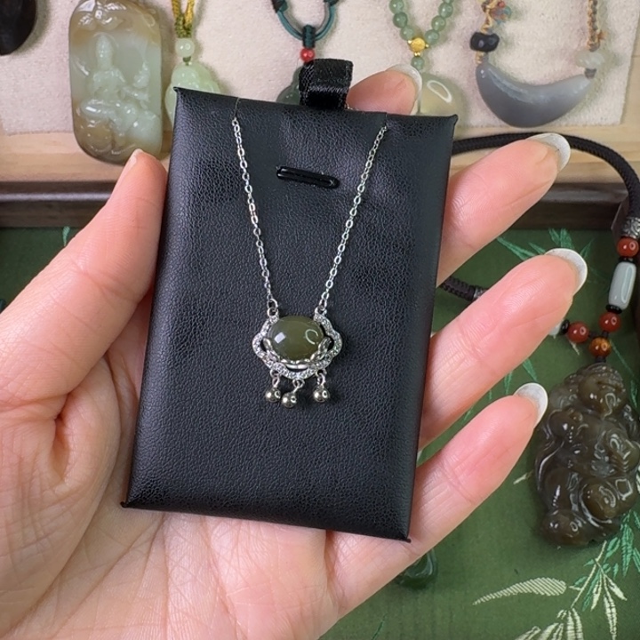 透闪石质玉未镶嵌颈饰