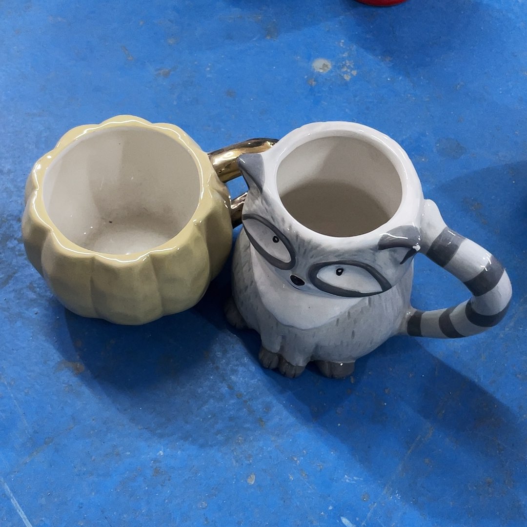 摆件C****S 磕碰。封釉。     