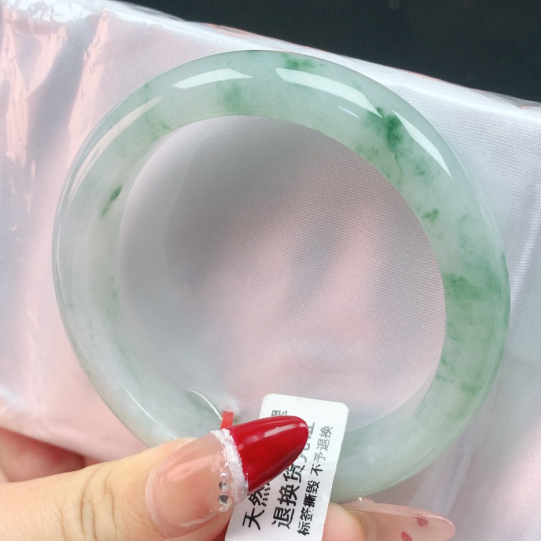 翡翠手镯未镶嵌56圈