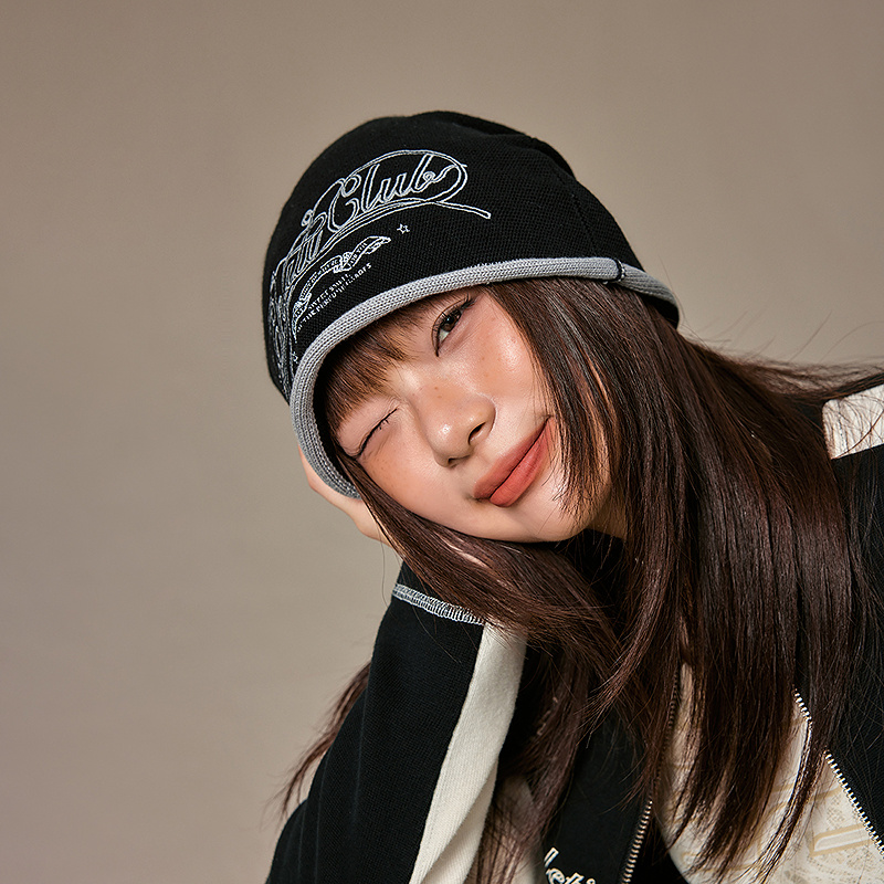 CHUU冬季女装字母刺绣风辣妹个性时尚穿搭翻领撞色百搭帽子