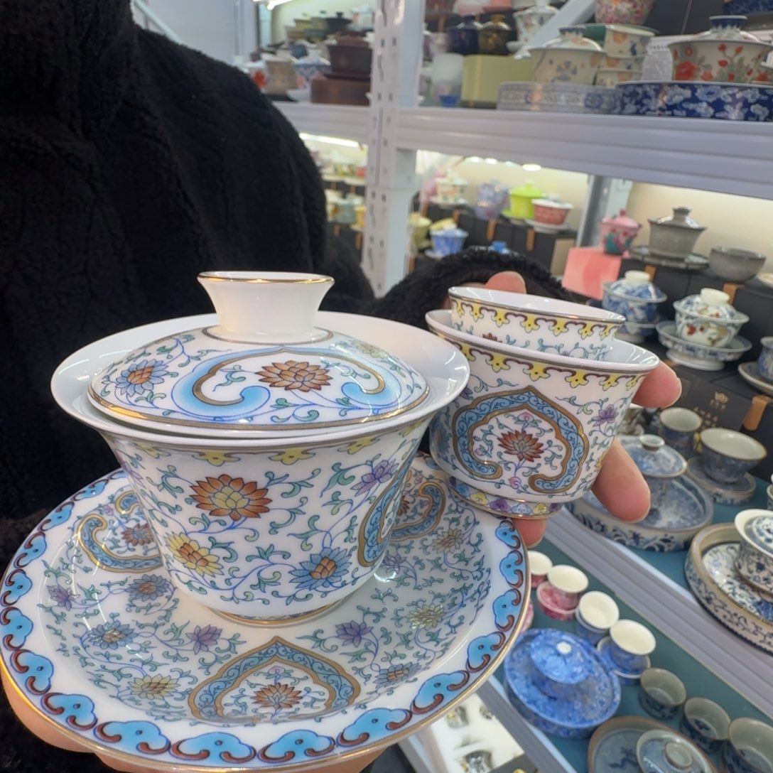 这些盖碗很漂亮我很喜欢！！