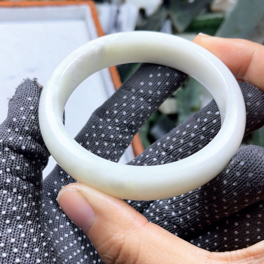 颈饰未镶嵌石英质玉