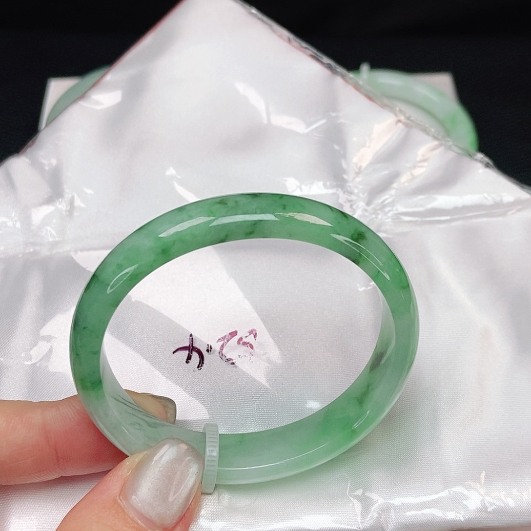 翡翠手镯未镶嵌飘蓝花贵妃