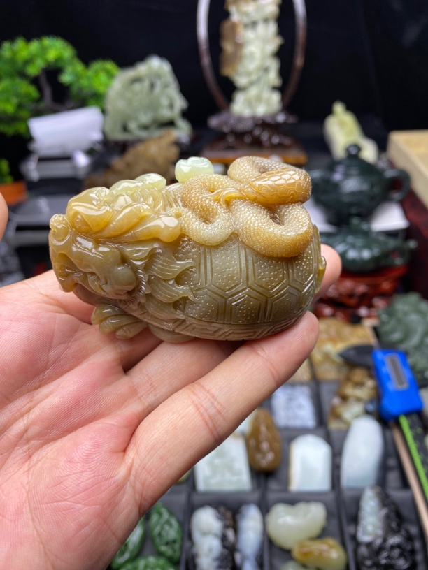 和田玉且末糖黄口龙龟玄武把件摆件