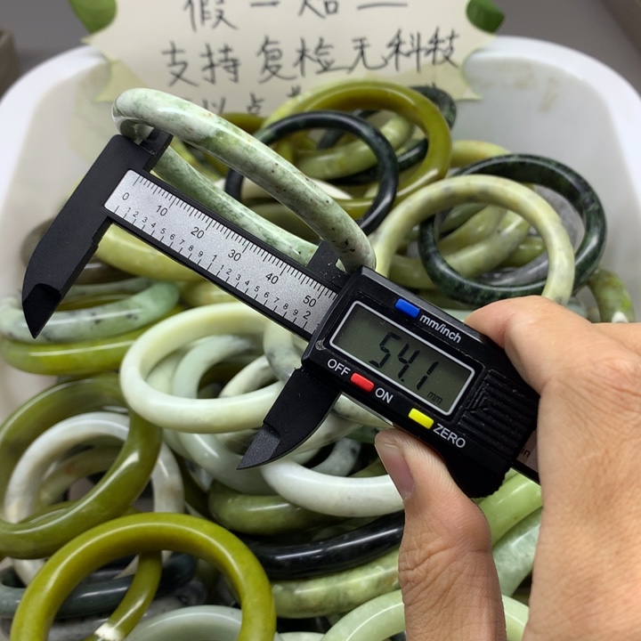 蛇纹石玉未镶嵌手镯1