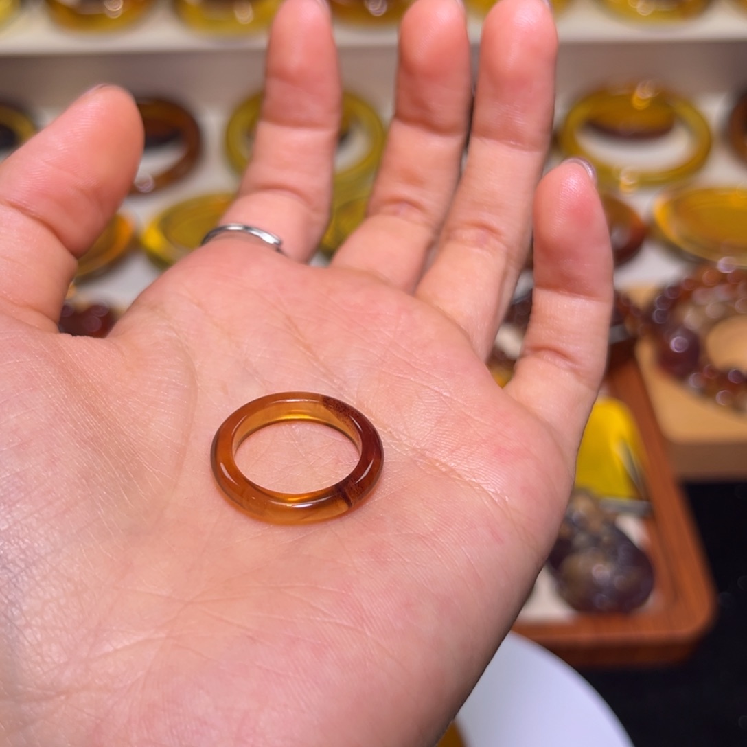 未镶嵌琥珀手镯杨***?戒指