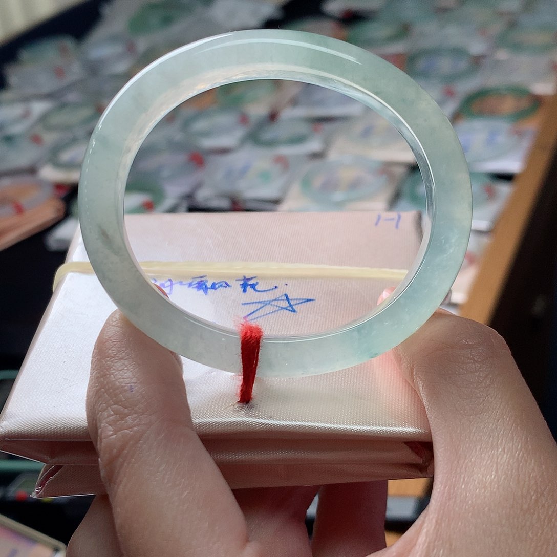 翡翠手镯未镶嵌翡翠