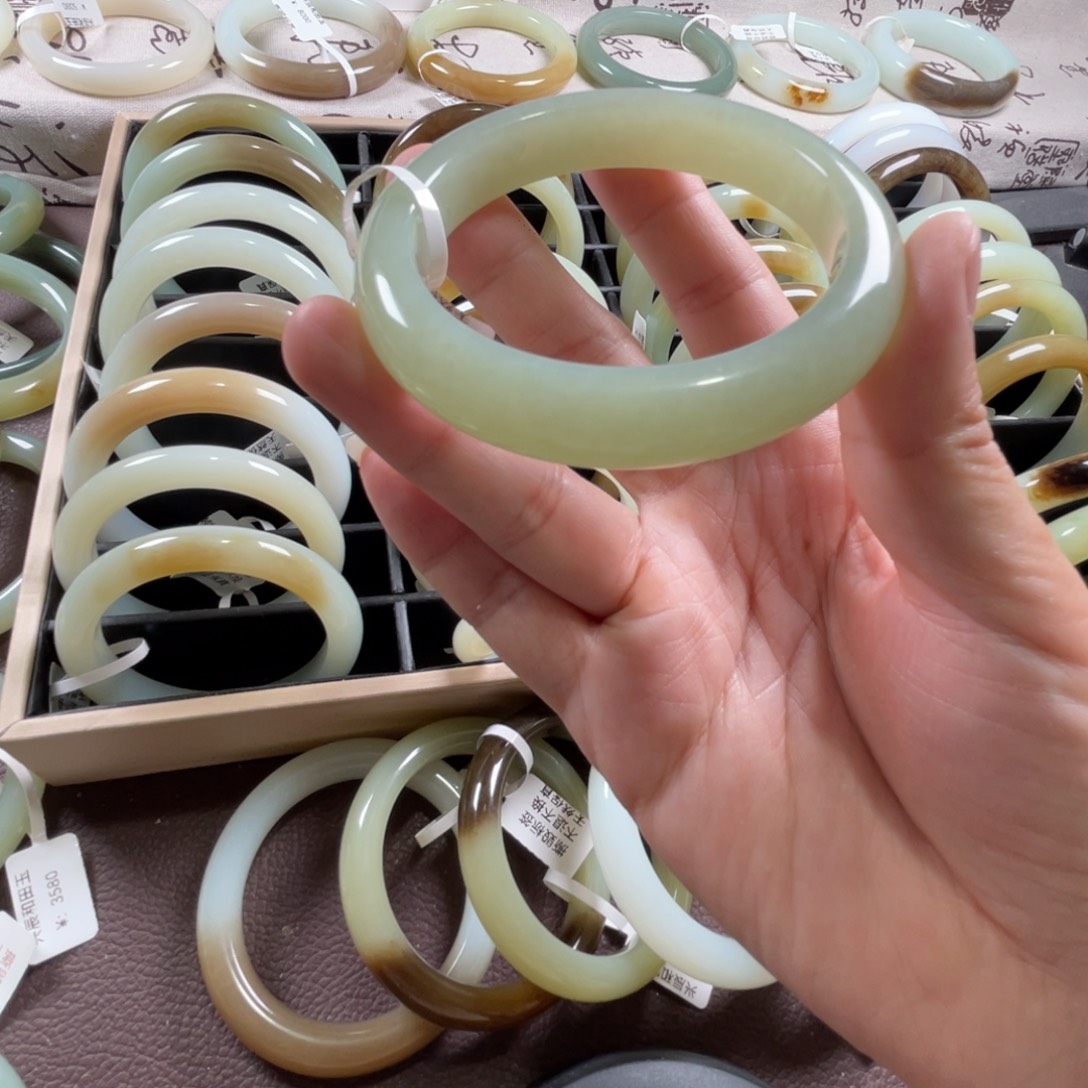 和田玉未镶嵌手镯