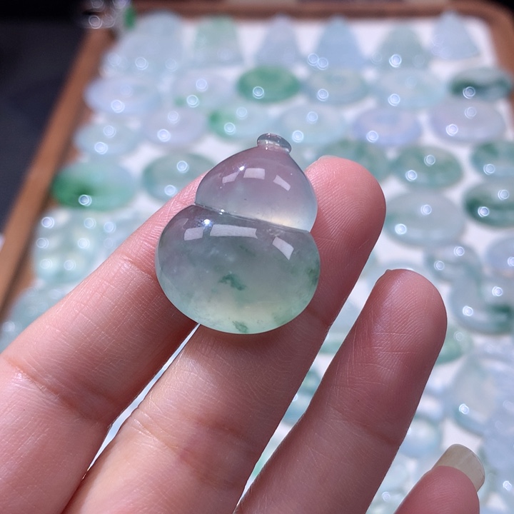 颈饰未镶嵌翡翠冰种飘花大葫芦