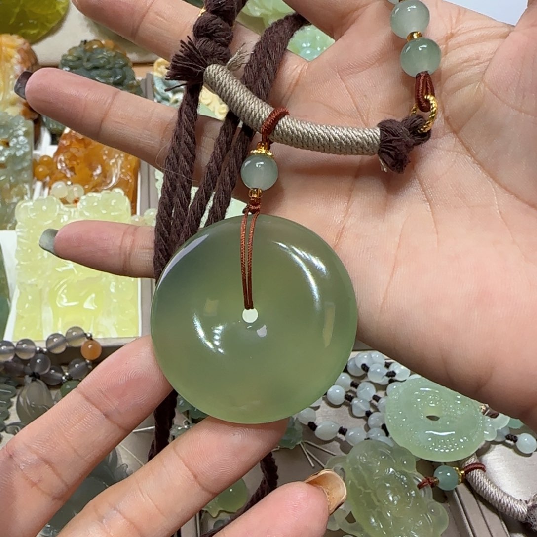 未镶嵌蛇纹石玉吊坠