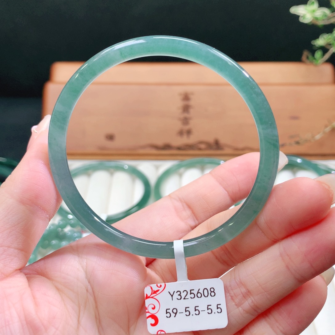 翡翠手镯未镶嵌天然