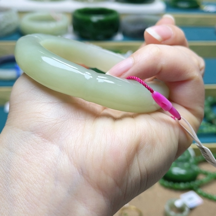 和田玉手镯56圈口。编号55未镶嵌